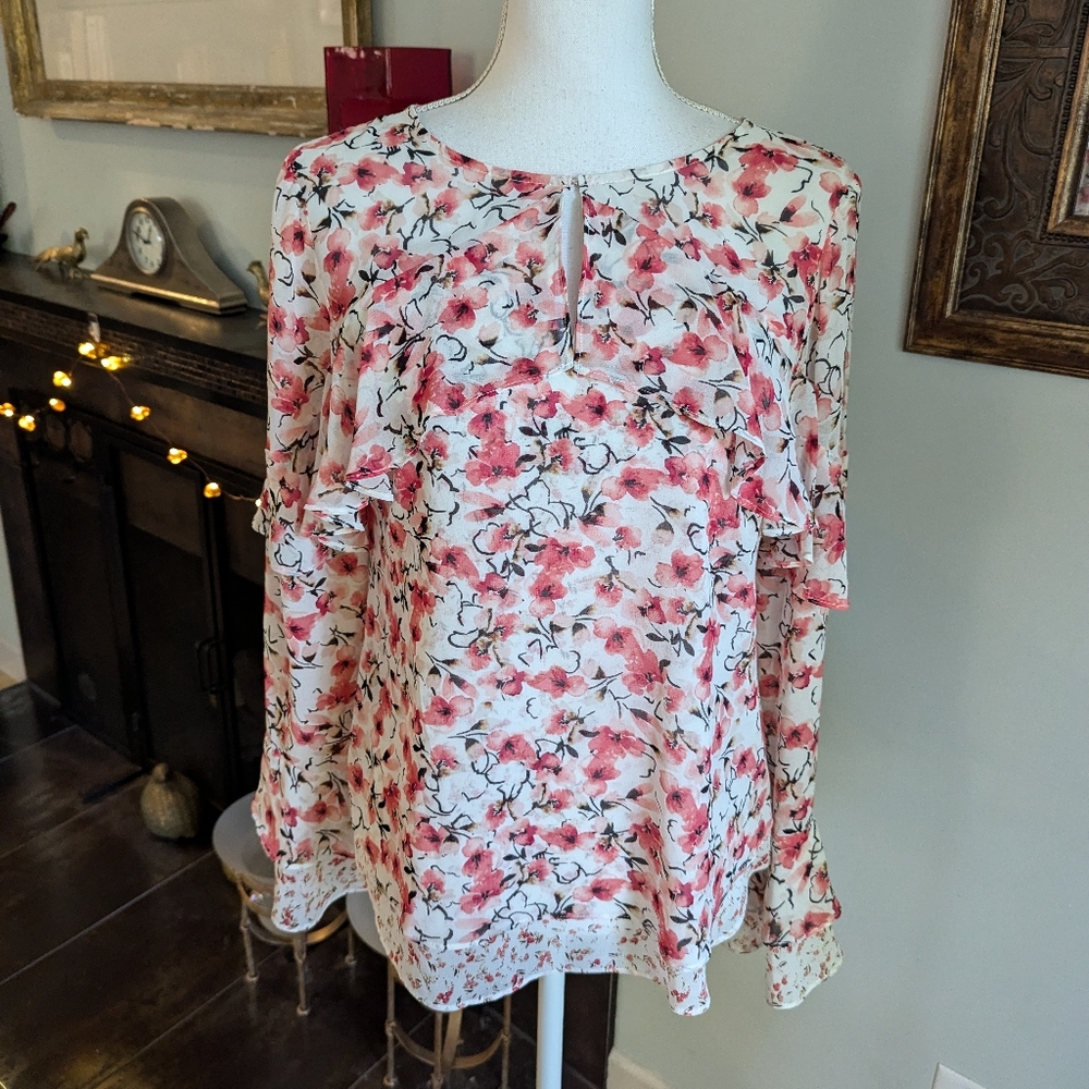 White House Black Market Size 4 Pink Calico Floral Ruffled BellSleeve Blouse 128